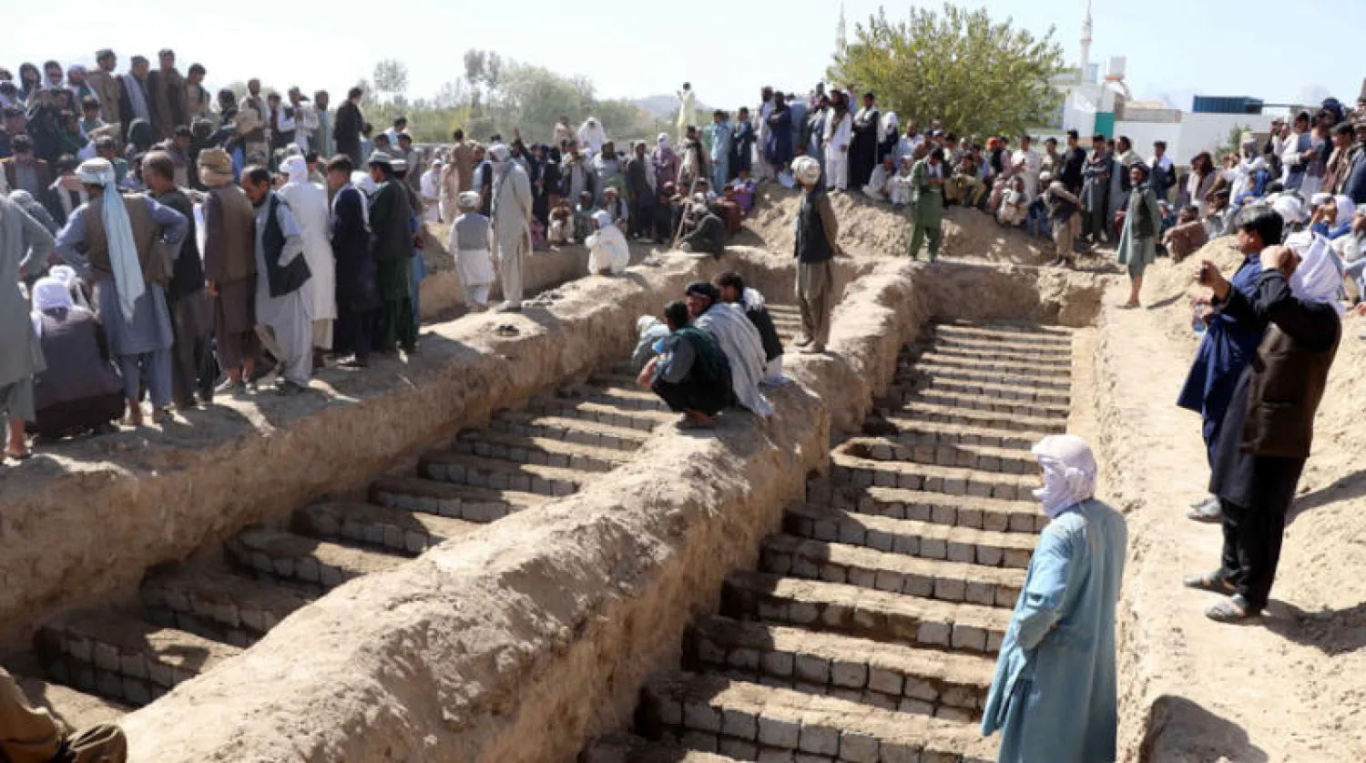 أفغان يشاركون أمس في مراسم دفن ضحايا تفجير مسجد قندهار (إ.ب.أ)