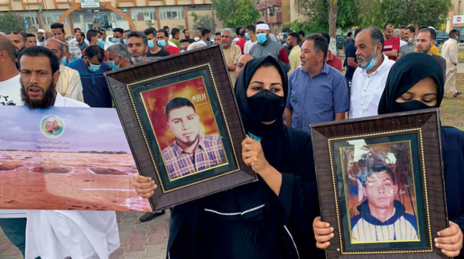 ليبيون يتظاهرون لمطالبة السلطات بمحاسبة المتورطين في مقابر ترهونة (رويترز)