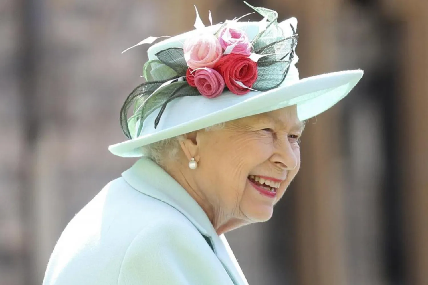 Yakın zamanda Kraliyet doktorlarının, sağlığını koruması için Kraliçe'ye alkollü kokteyller tüketmemesini tavsiye ettiği iddia edilmişti (AP)
