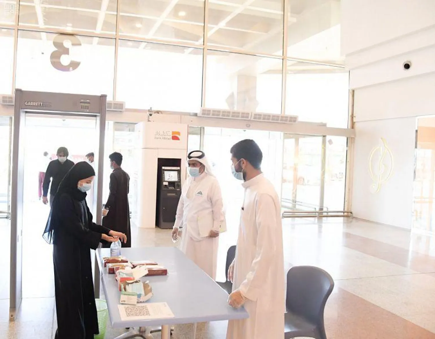 استمرار الالتزام بلبس الكمامات في الأماكن المغلقة (واس)