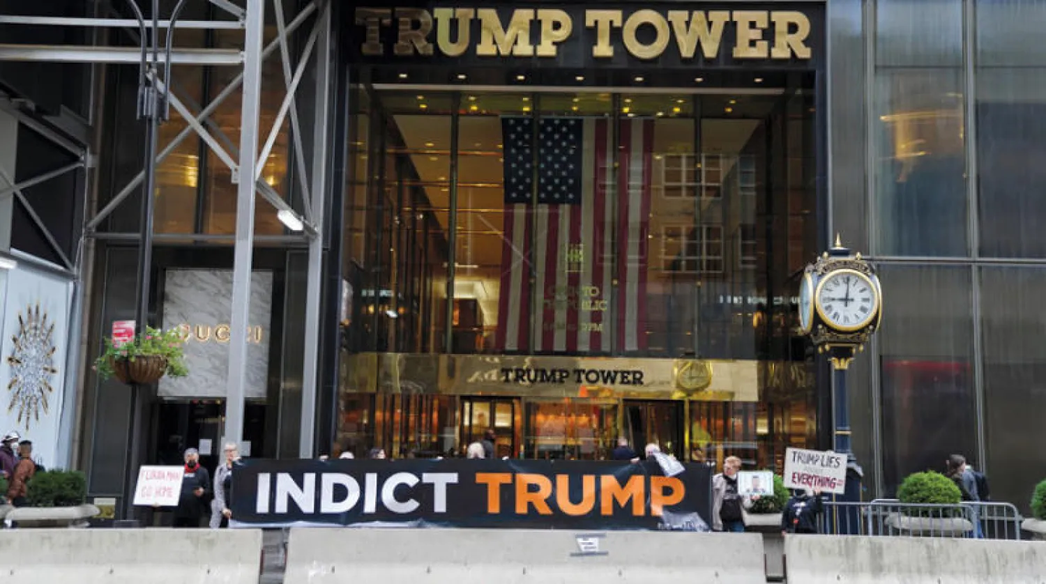 متظاهرون خارج «برج ترمب» في نيويورك تزامناً مع إدلاء الرئيس السابق بإفادة أمام المحكمة (رويترز)