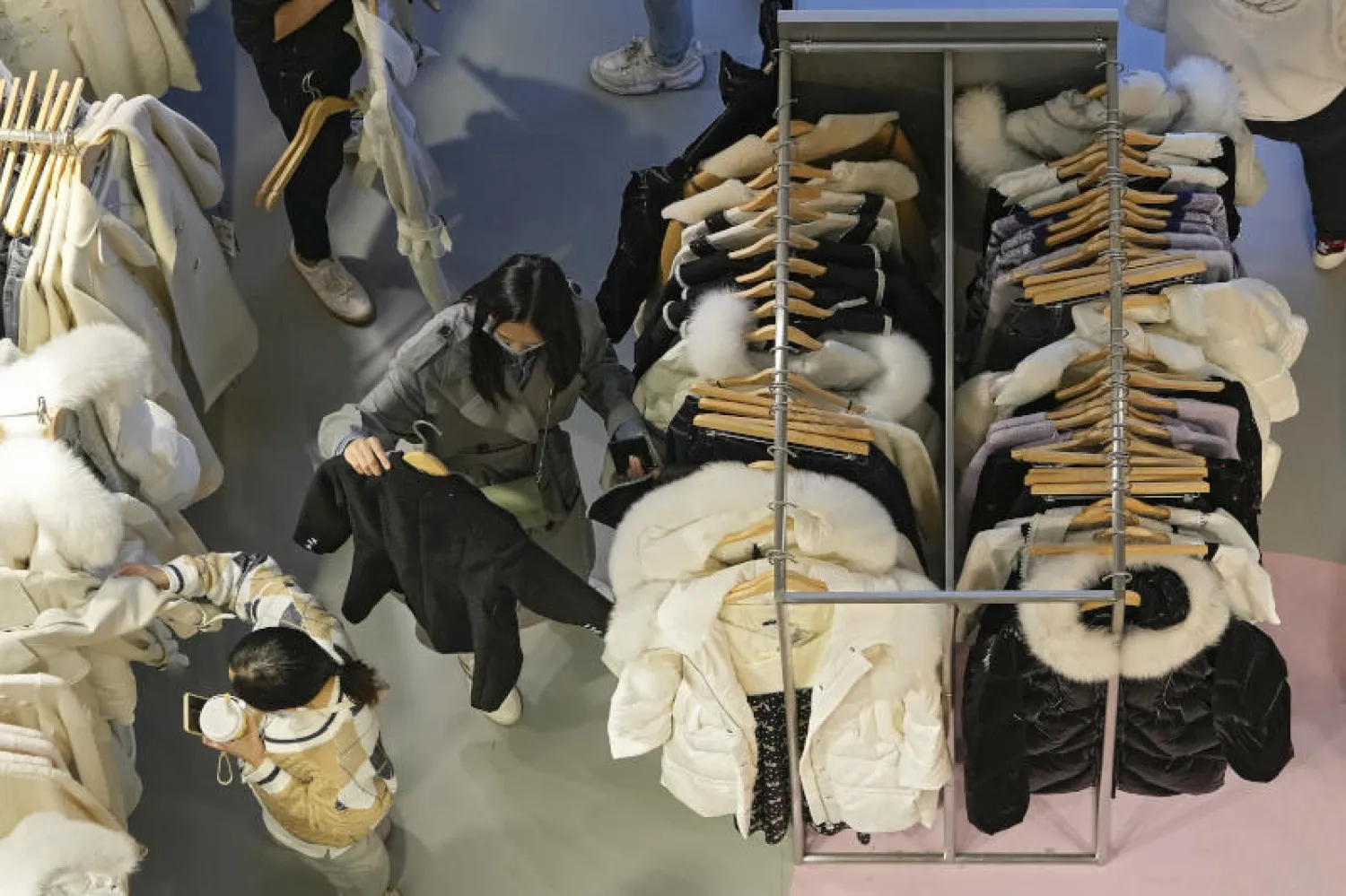 في أحد متاجر الثياب في بكين (أ.ب)