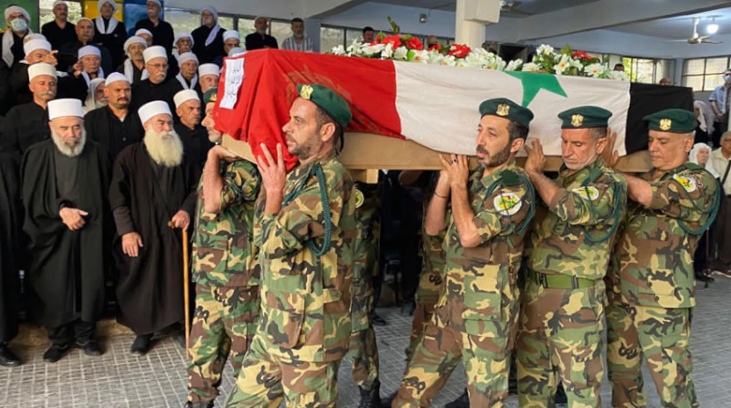 متطوعون من حزب «البعث» في دمشق يحملون جثمان النائب السوري السابق مدحت صالح الذي قتل السبت الماضي (أ.ب)