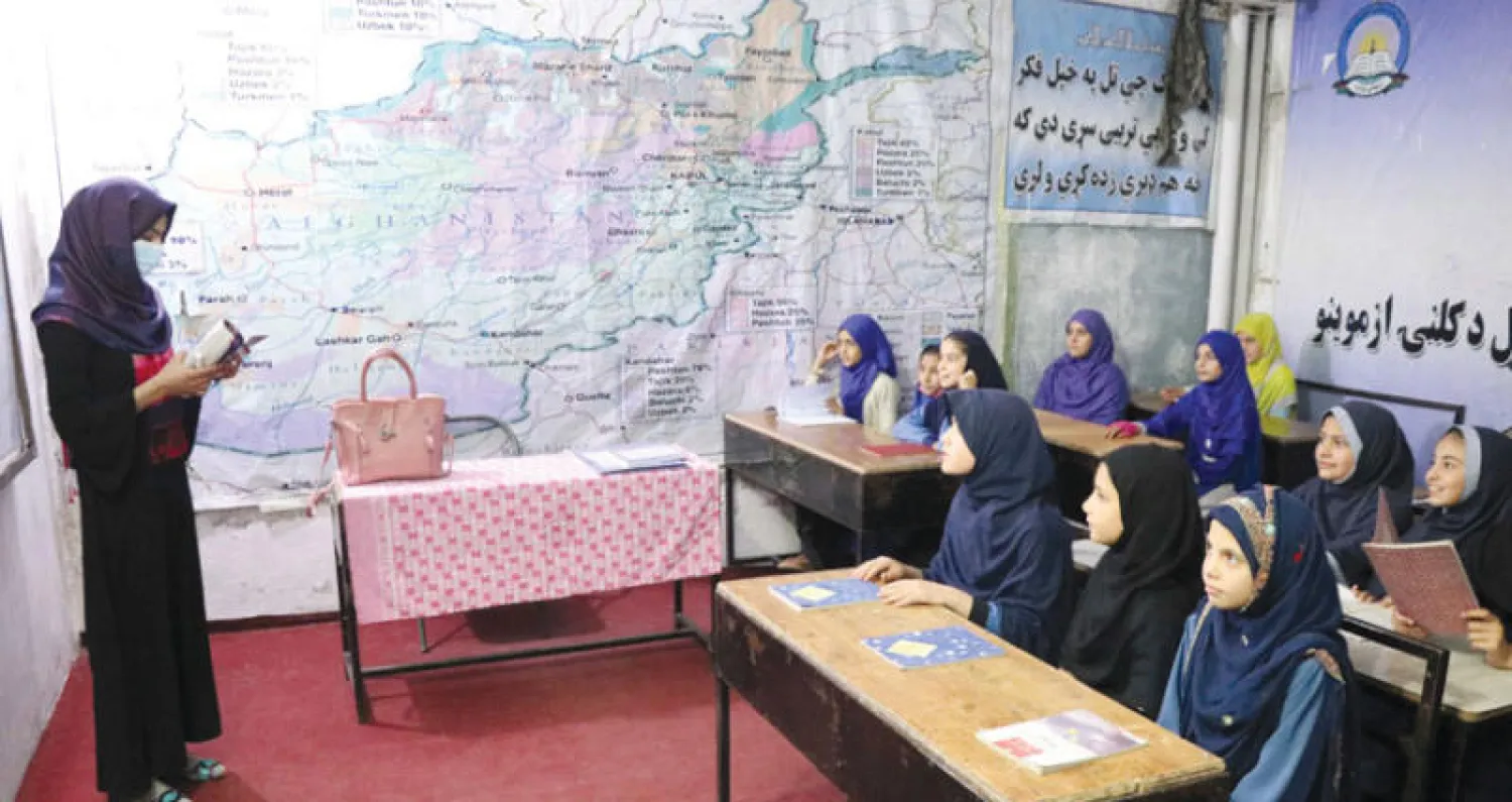 طالبات أفغانيات بمدرسة في قندهار قبل أن تأمر «طالبان» الفتيات فوق الصف السادس  بالبقاء في المنزل حتى إشعار آخر (إ.ب.أ)