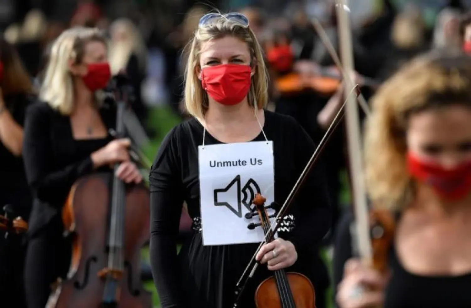 موسيقيون يؤدون عروضهم بالقرب من البرلمان البريطاني (رويترز)