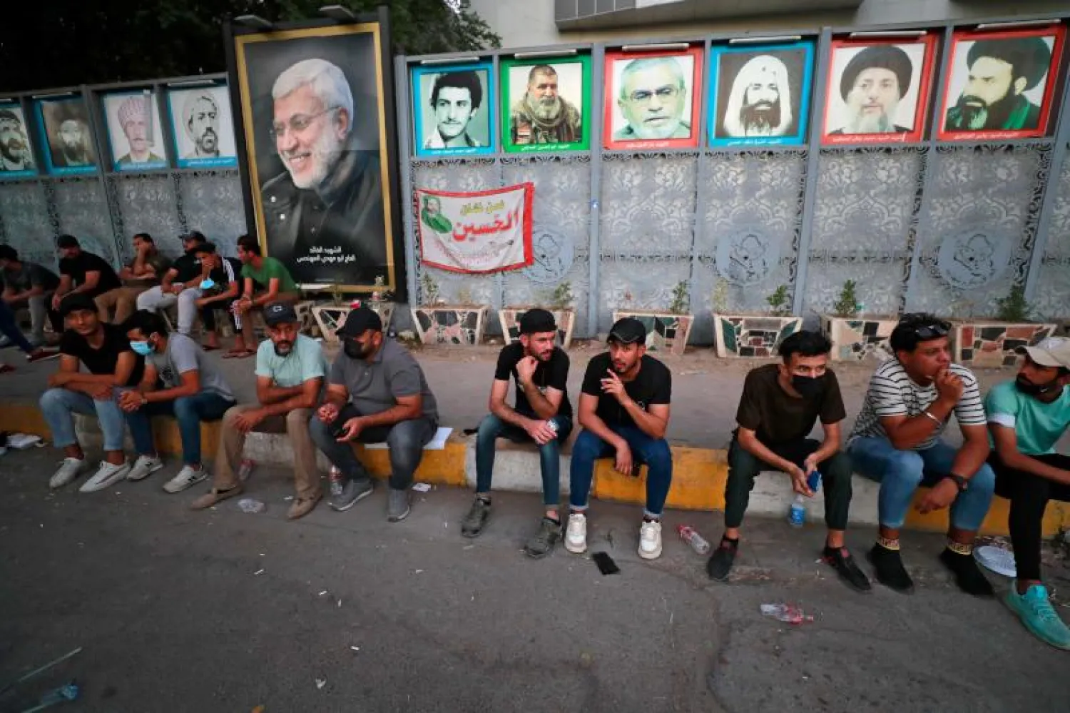 أنصار «الحشد الشعبي» يعتصمون خلف المنطقة الخضراء في بغداد (أ.ف.ب)