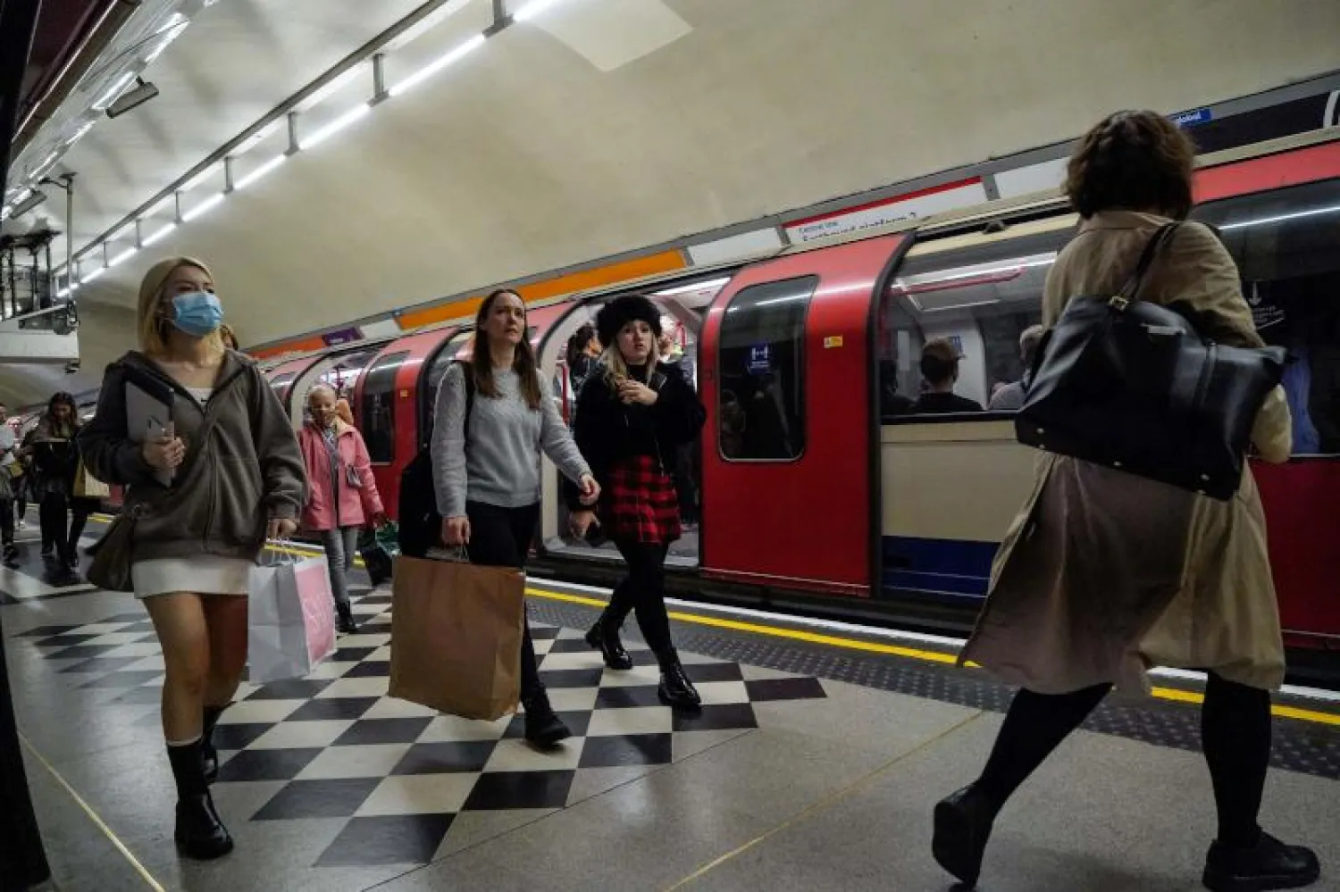 ركاب في محطة لقطارات الأنفاق في لندن (أ.ف.ب)