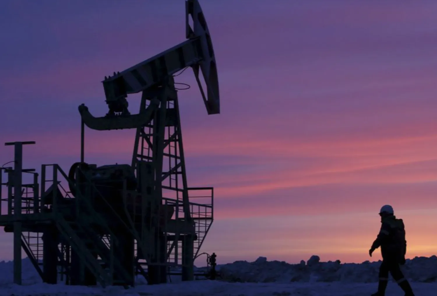 A worker at an oil field owned by Bashneft, Bashkortostan, Russia, January 28, 2015. REUTERS/Sergei Karpukhin/File Photo