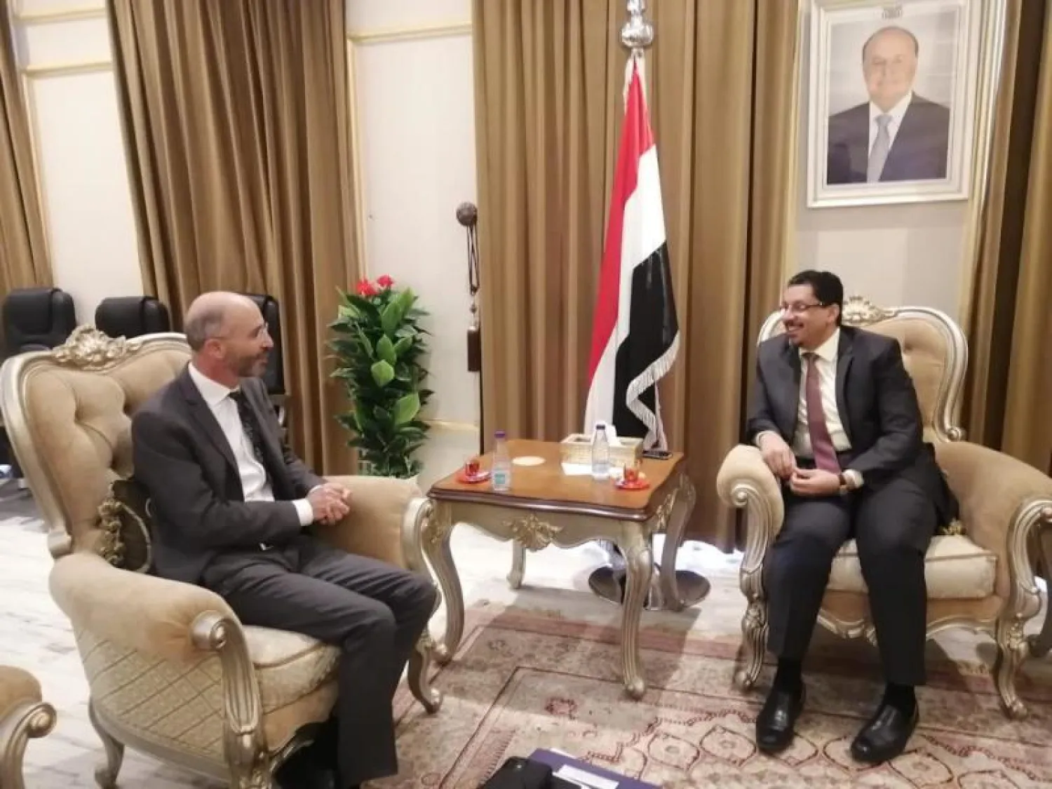 وزير الخارجية اليمني خلال لقائه اليوم مع المبعوث الأمريكي إلى إيران (سبأ)