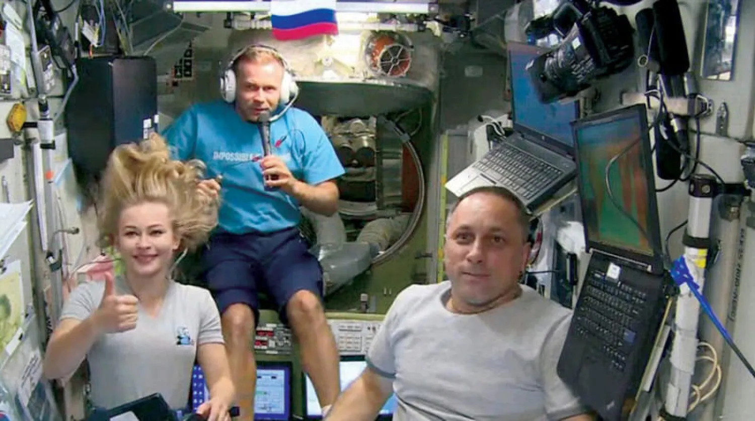 الممثلة يوليا بيريسيلد والمخرج كليم تشيبينكو ورائد الفضاء أنطون شكابلروف داخل المركبة (أ.ف.ب)