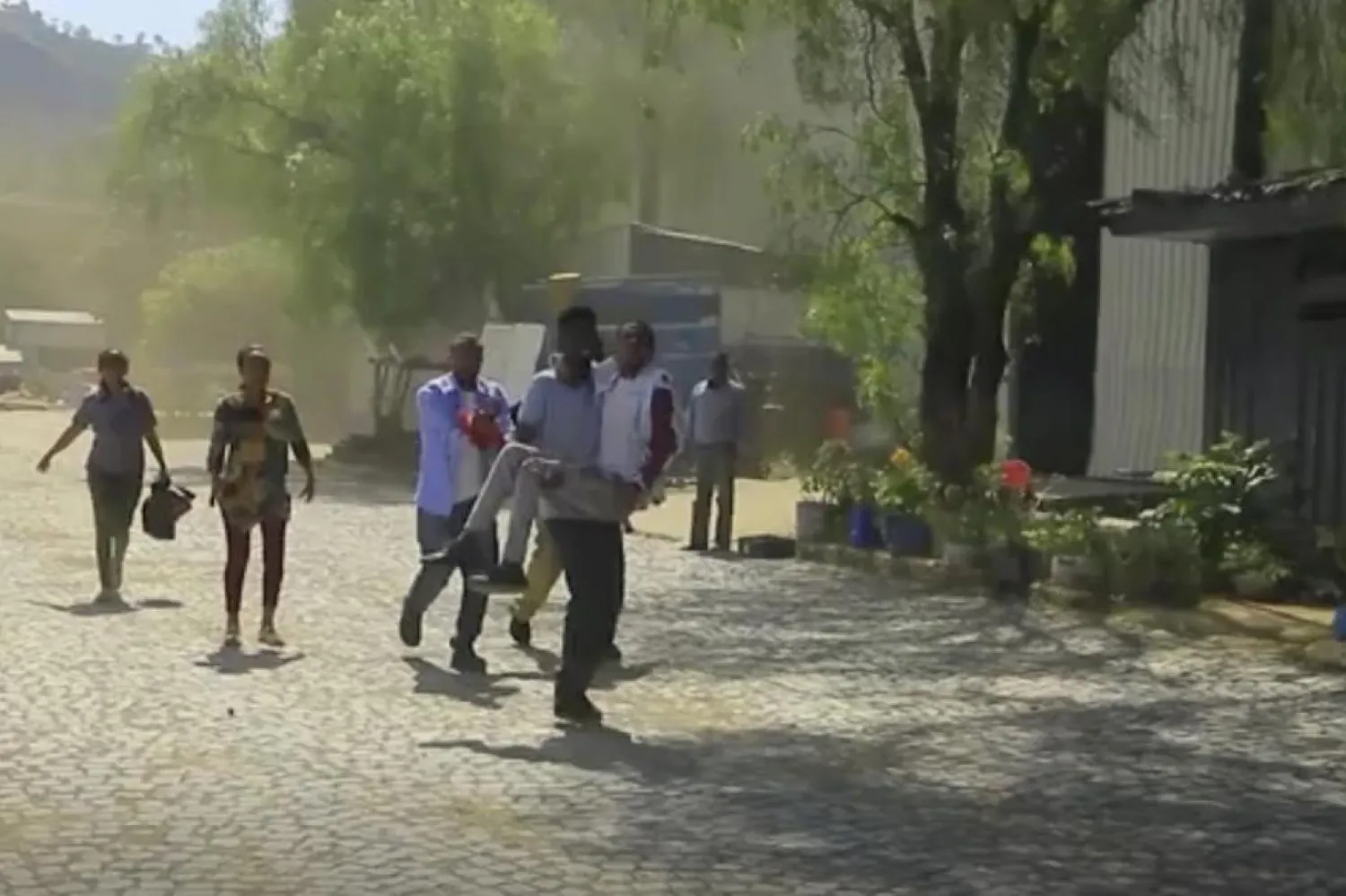 Saldırının ardından çekilen görüntülerde yaralıların hastaneye taşındığı görülüyor (AP)