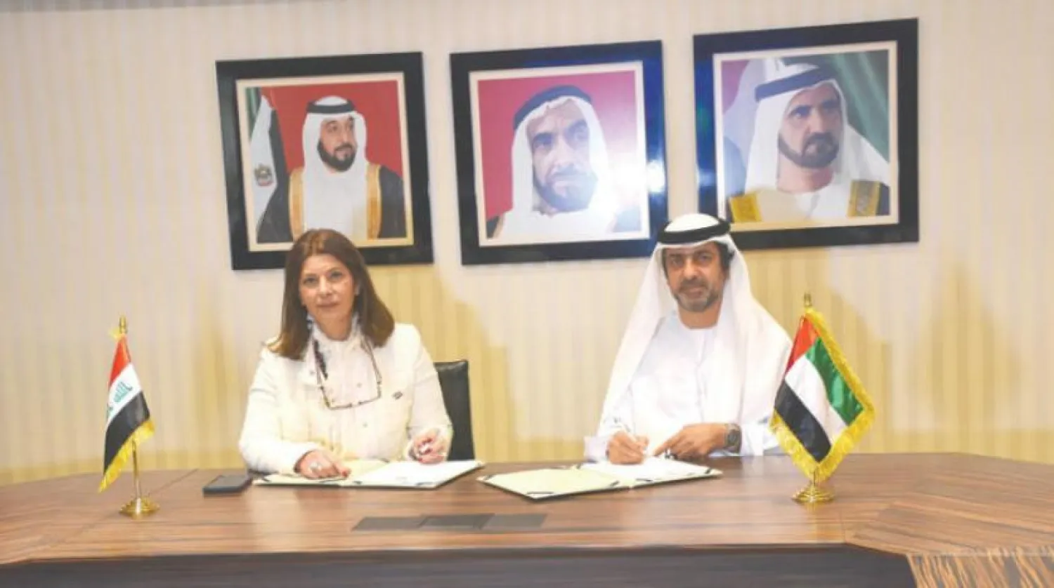 UAE's Under-Secretary of Ministry of Finance Younis Haji Al Khoori and President of Iraq's National Investment Commission Suha Al Najjar sign the deal. Asharq Al-Awsat
