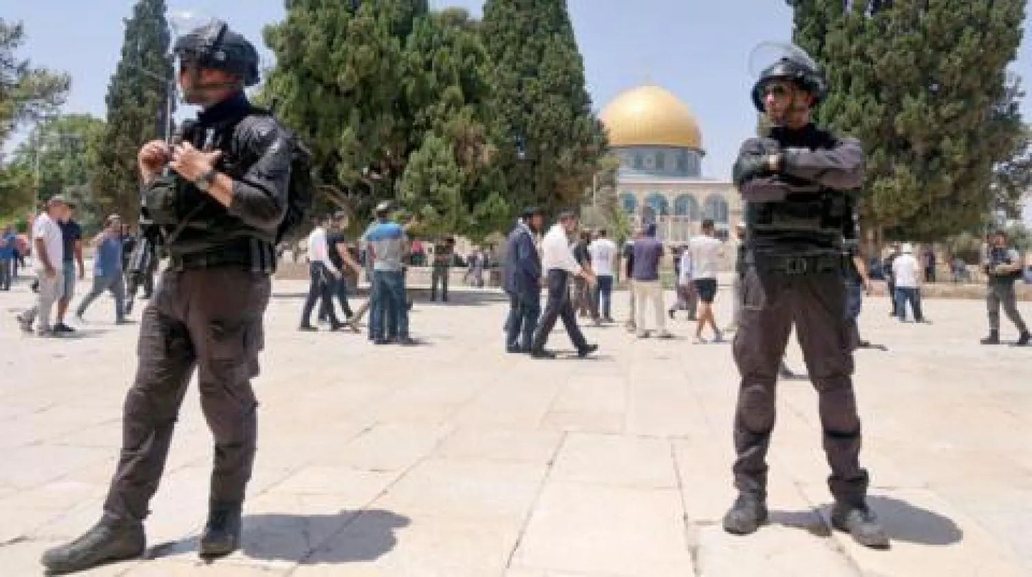 أفراد من قوات الأمن الإسرائيلية أمام المسجد الأقصى (أرشيفية-أ.ف.ب)