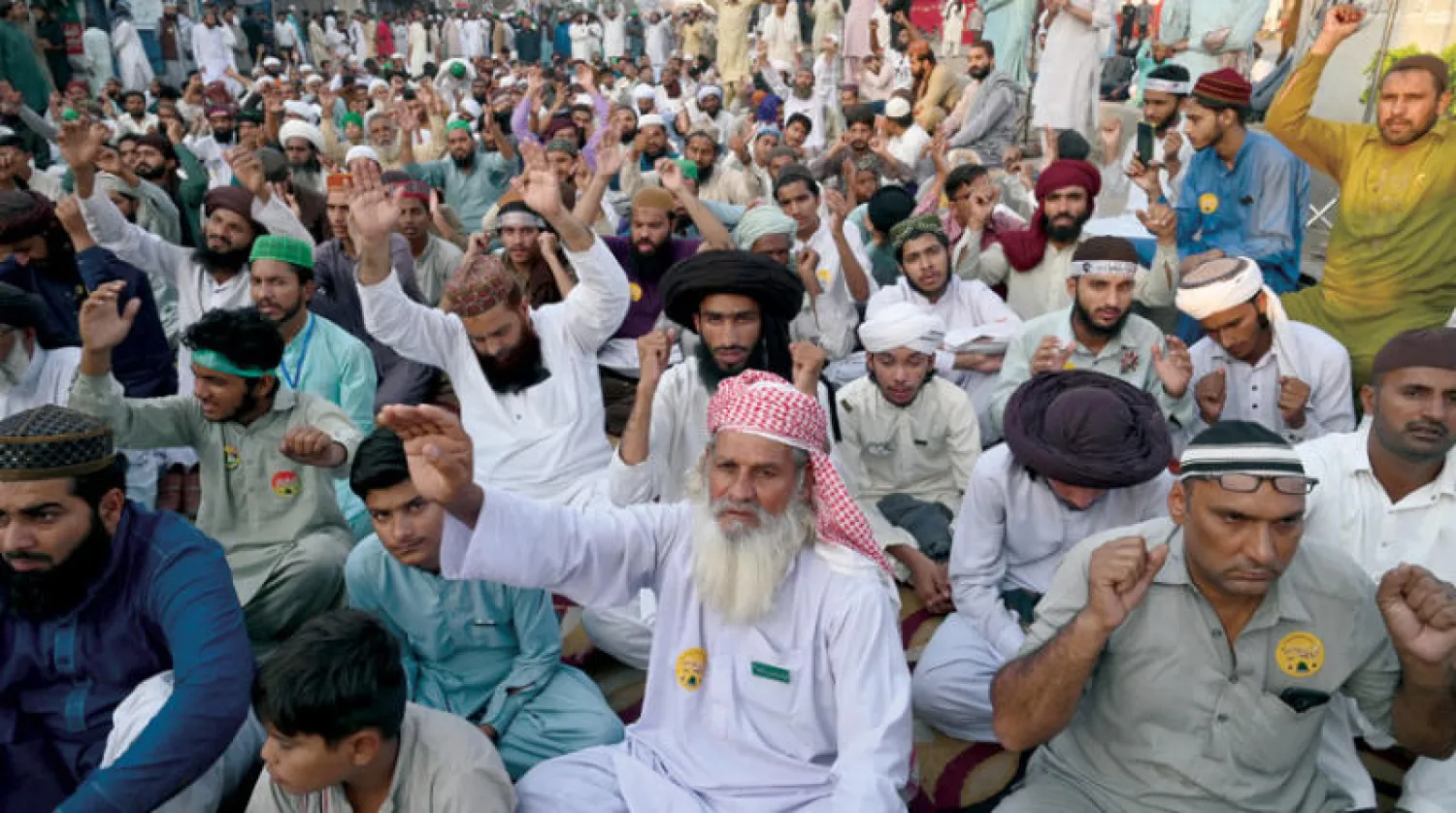 أنصار لحزب «تحريك باكستان» يرددون هتافات خلال اعتصام في لاهور أول من أمس مطالبين بالإفراج عن زعيمهم حافظ سعد رضوي نجل مؤسس الحركة المتشددة (أ.ف.ب)