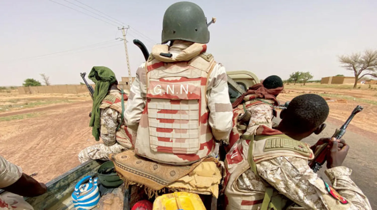 قافلة عسكرية من جنود نيجيريين تقوم بدورية خارج بلدة أولام يوليو الماضي (رويترز)