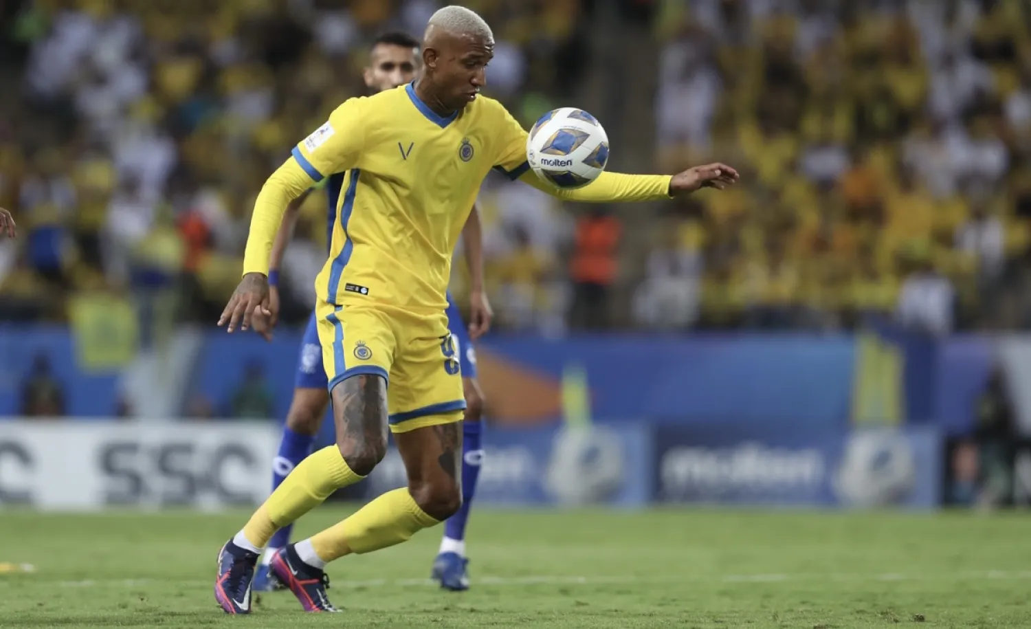 تاليسكا لاعب فريق النصر خلال مواجهة الهلال (الشرق الأوسط)