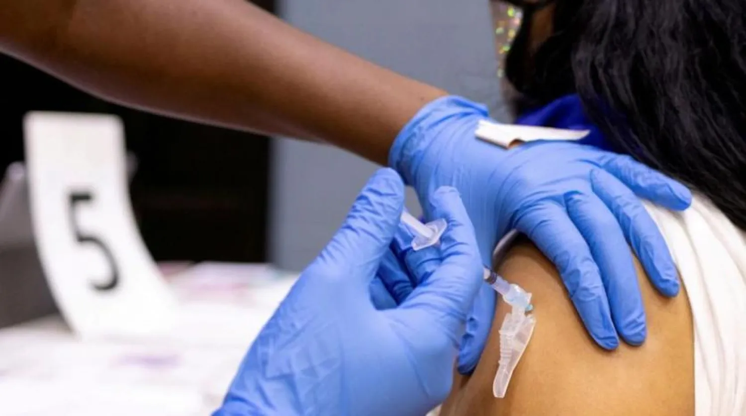 A woman receives a COVID-19 vaccine at a clinic in Philadelphia, Pennsylvania, US, May 18, 2021. (Reuters)
