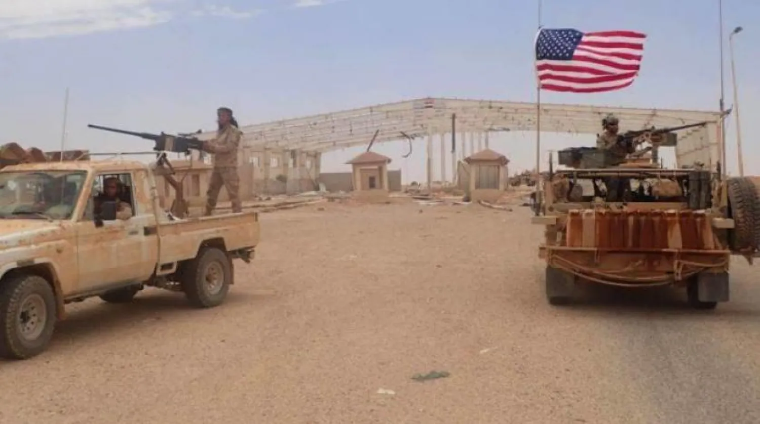 El-Tenf’te Uluslararası Koalisyon’a bağlı ABD’li bir asker ve Washington’un desteklediği Suriye güçşeri (AP Arşiv)