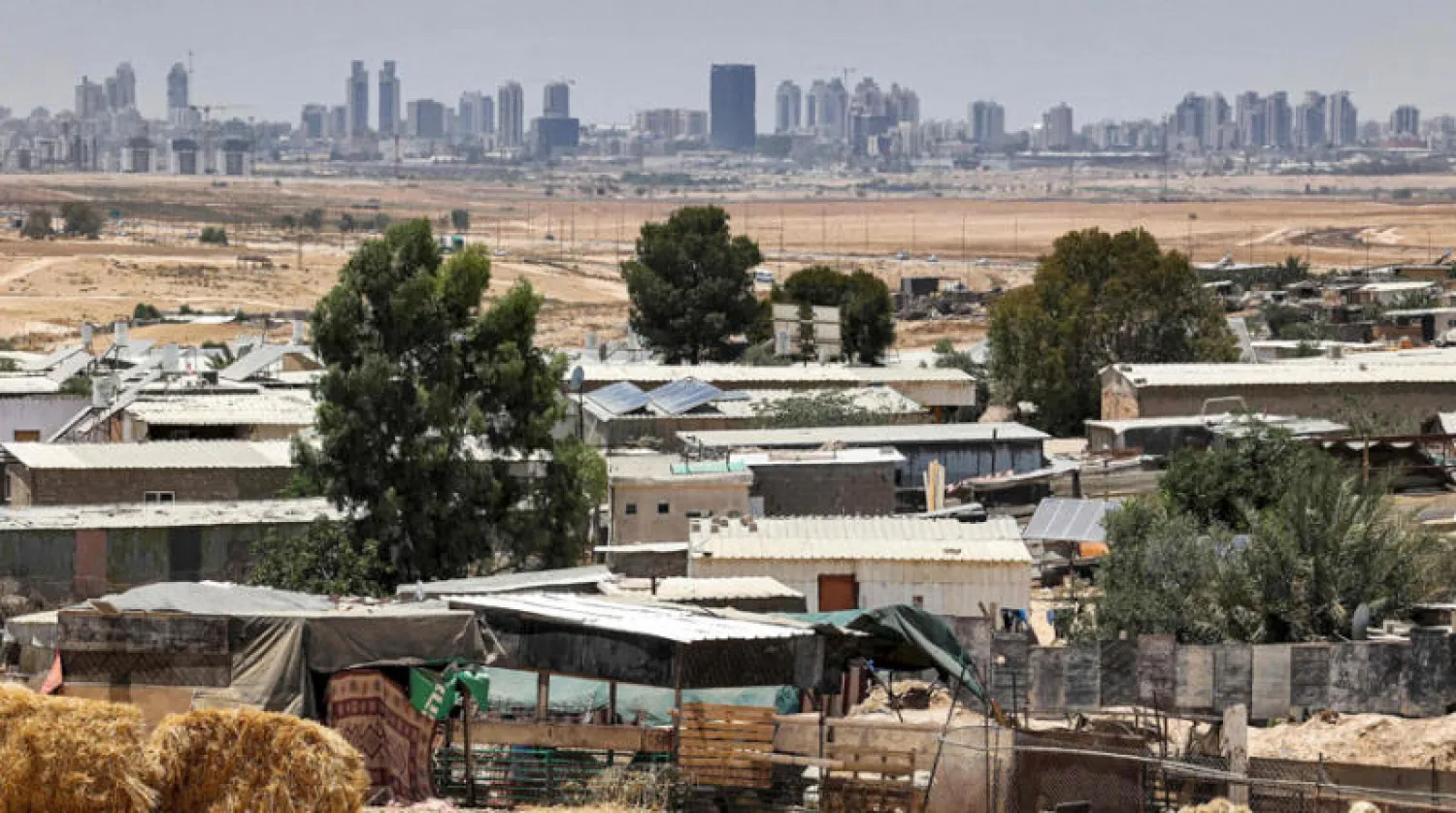 صورة تعود ليونيو الماضي تظهر منازل في قرية بدوية غير محددة في النقب (أ.ف.ب)