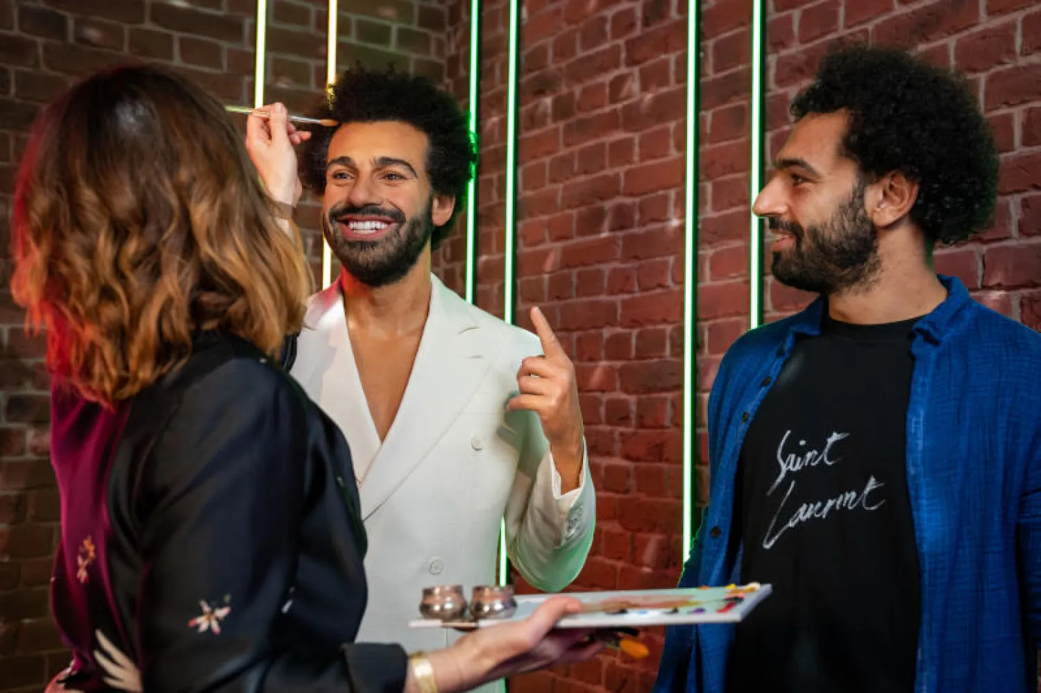 محمد صلاح بجانب تمثاله في متحف مدام توسو (د.ب.أ)