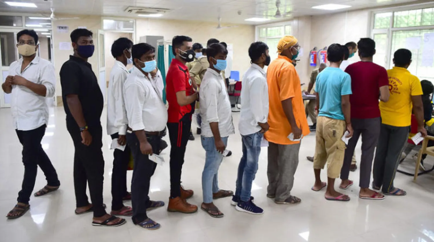 اصطفاف أمام أحد مراكز التطعيم في شمال الهند (أ.ف.ب)