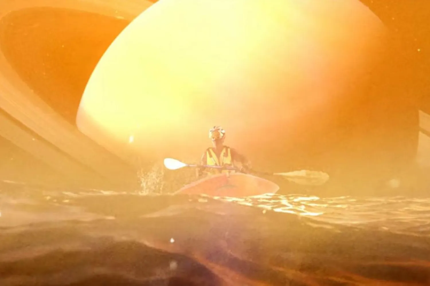 Videoda bir astronot, Satürn'ün en büyük uydusu Titan'ın metan denizinde kürek çekerken hayal ediliyor (NASA)