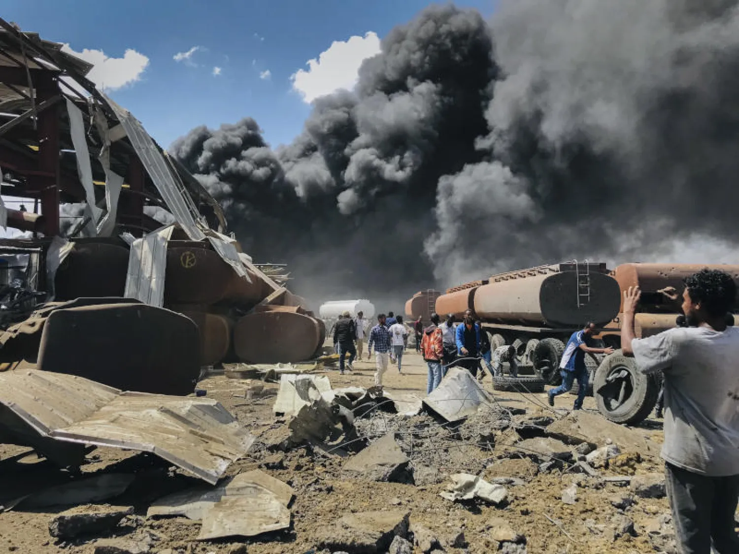 الدخان يتصاعد بعد ضربة جوية جديدة على عاصمة إقليم تيغراي (أ.ب)