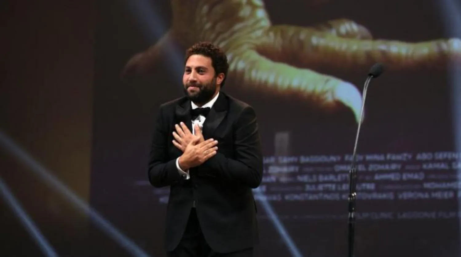 El Gouna Film Festivali’nde En İyi Arap filmi ödülünü alan “Tüyler” filminin yönetmeni Omar El-Zohairy (AFP)