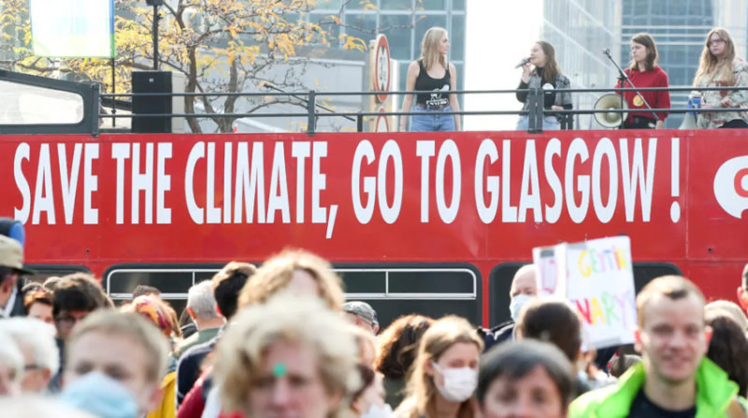 مظاهرة في بروكسل لدعم قمة المناخ التي ستعقد في مدينة غلاسكو البريطانية (رويترز)
