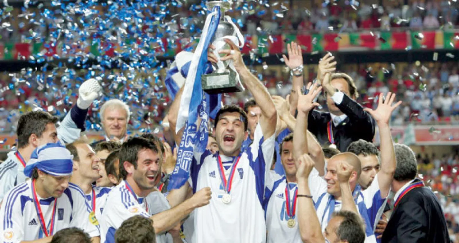 سُمح لليونانيين بتسمية أنفسهم أبطال أوروبا لمدة أربع سنوات بين عامي 2004 و2008 (غيتي)
