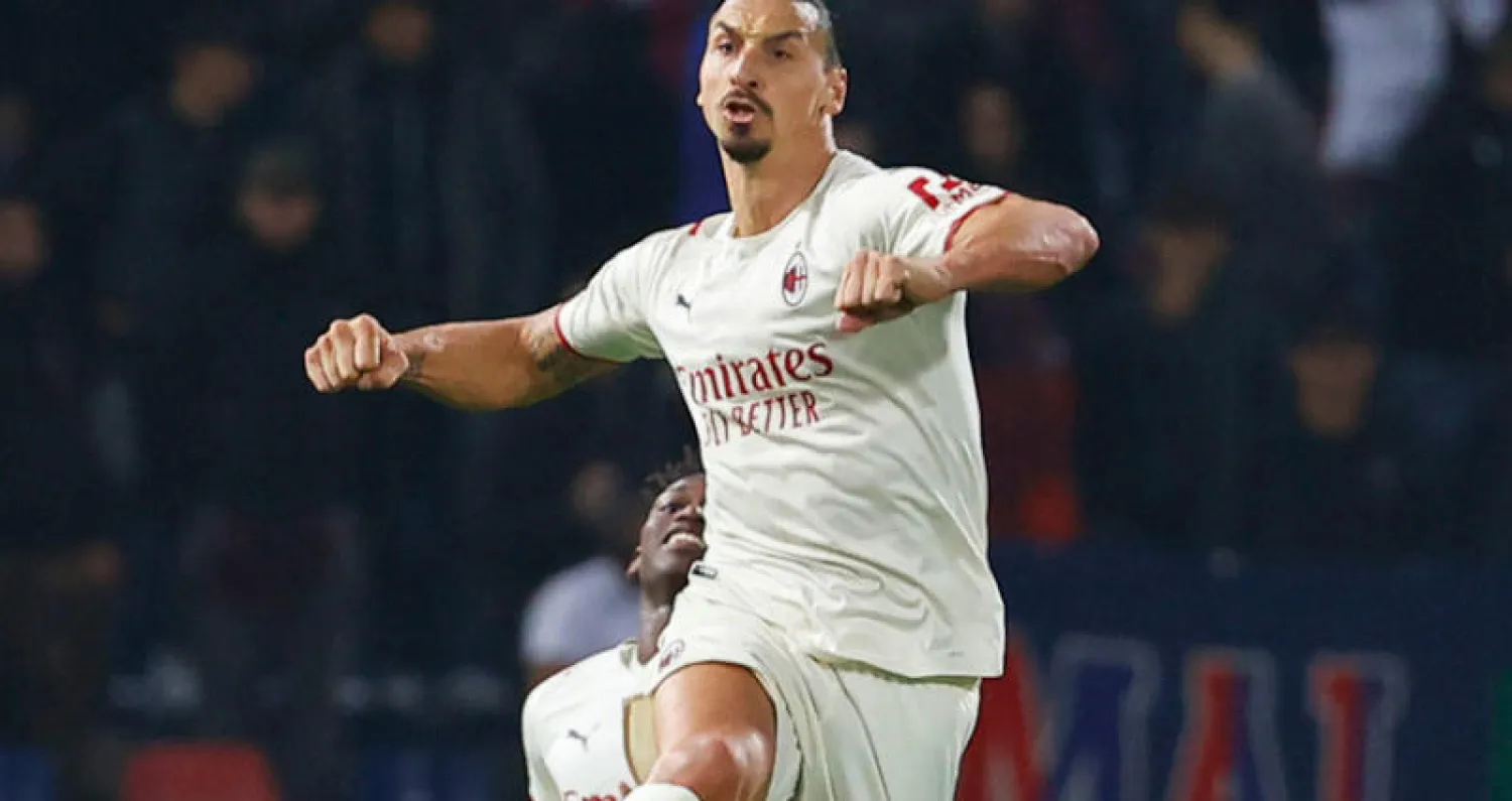 إبراهيموفيتش يحتفل بتسجيل هدف ميلان الرابع (إ.ب.أ)