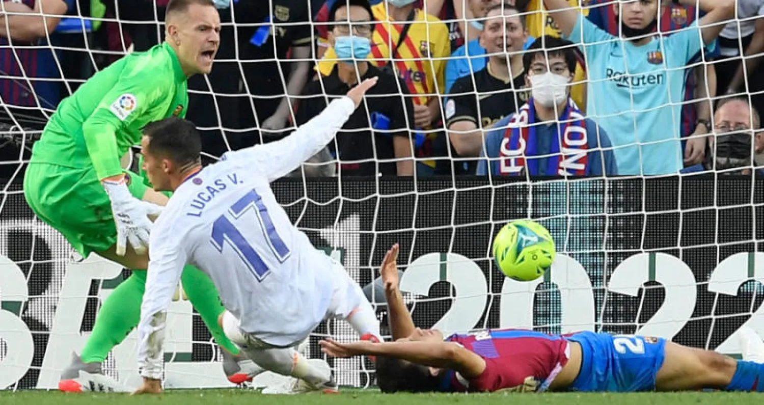 فاسكيز (رقم 17) يسجل هدف الريال الثاني في شباك برشلونة (أ.ف.ب)