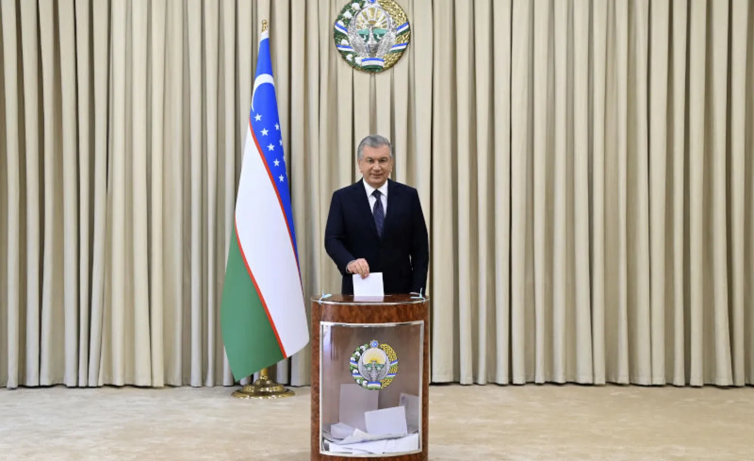 الرئيس الأوزبكي شوكت ميرزيوييف يدلي بصوته في مركز اقتراع بطشقند (أ.ب)