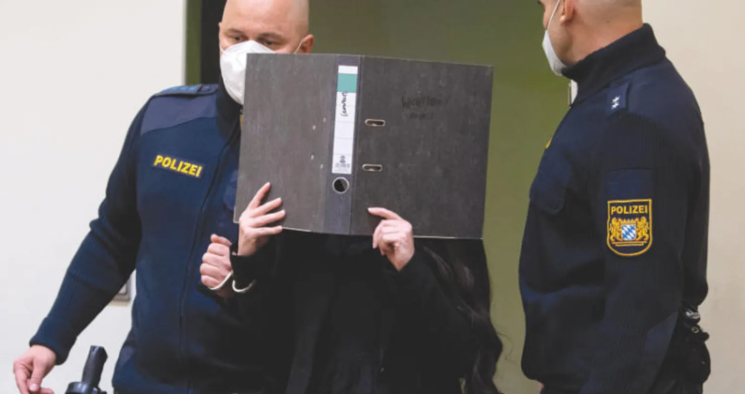 الألمانية جنيفير فينيش في محكمة ميونيخ أمس (أ.ب)