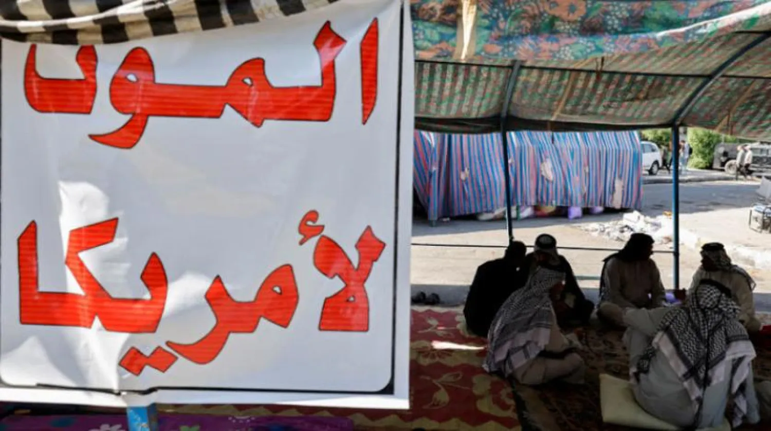 بغداد کے گرین زون کے داخلی دروازوں میں سے ایک کے قریب انتخابی نتائج کے مخالفین کے ایک خیمہ کو دیکھا جا سکتا ہے (رائٹرز)