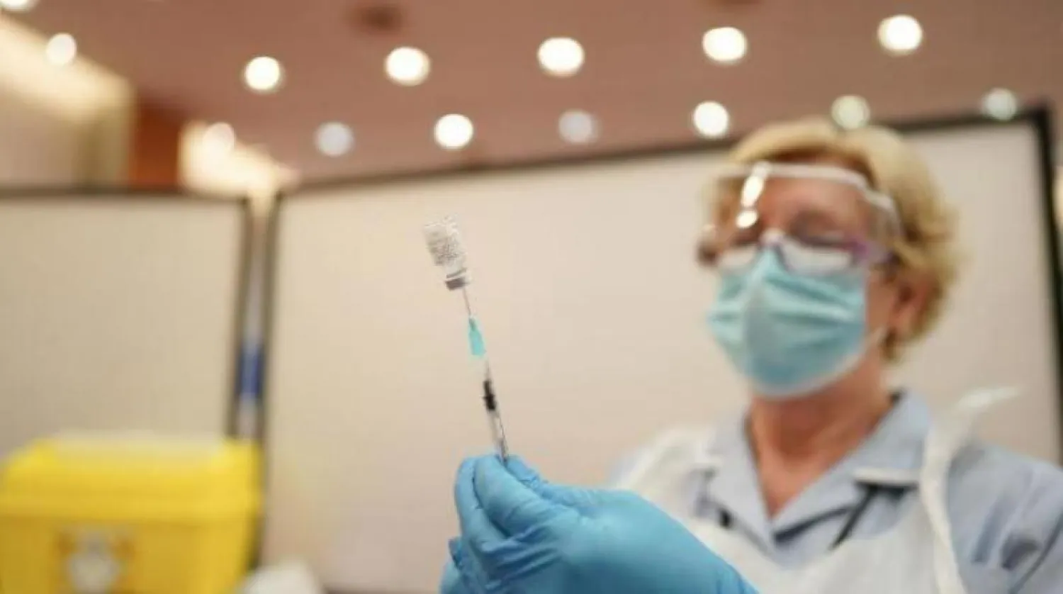 إعداد جرعة من لقاح «كورونا» داخل أحد مراكز التلقيح في مدينة نيوكاسل البريطانية (أ.ف.ب)