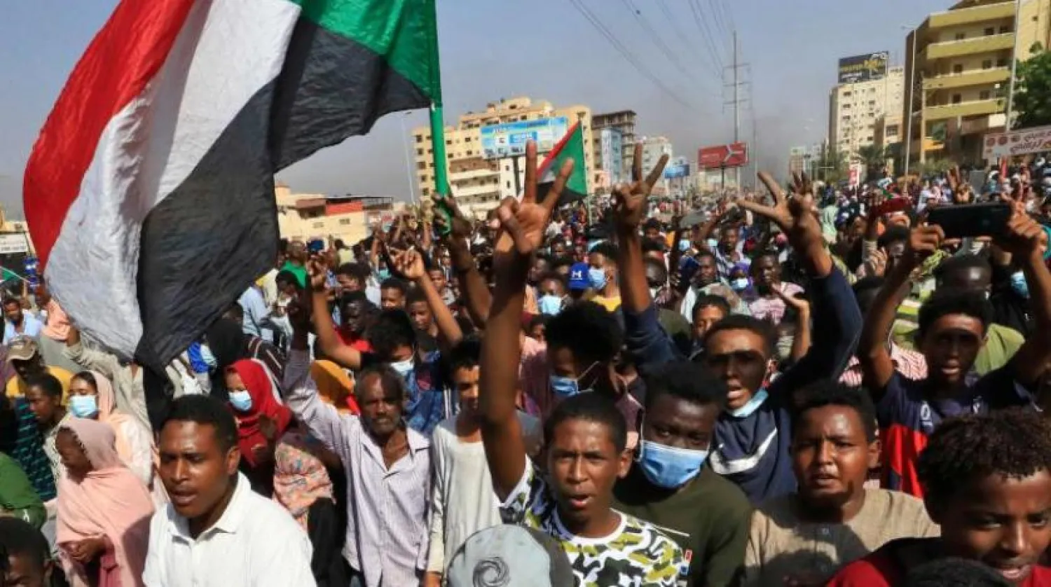 Sudanlı göstericiler, ordunun hükümet üyelerini gözaltına almasını başkent Hartum’da protesto ediyor (AFP)
