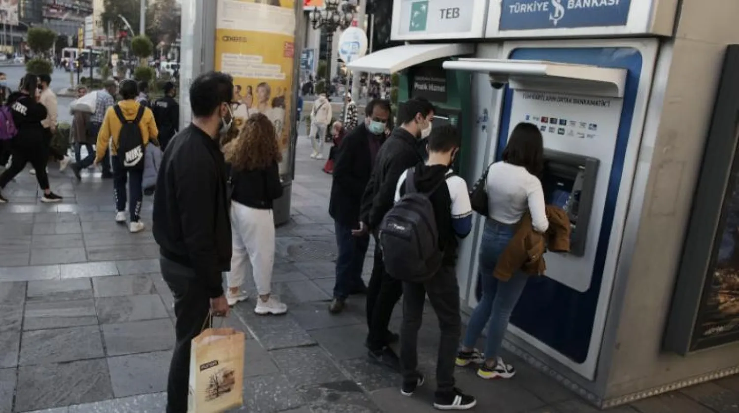 Ankara'da vatandaşlar bir bankamatikten para çekiyor (AP)
