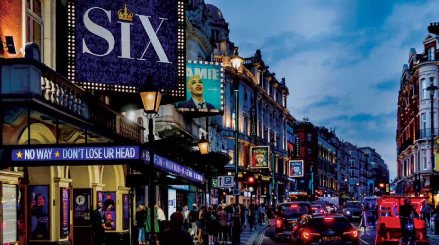 افتُتحت مسارح لندن منذ 19 يوليو من دون أي تباعد اجتماعي أو كمامات (نيويورك تايمز)