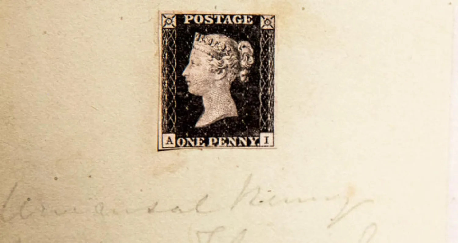عرض أول طابع بريدي في مزاد (أ.ف.ب)