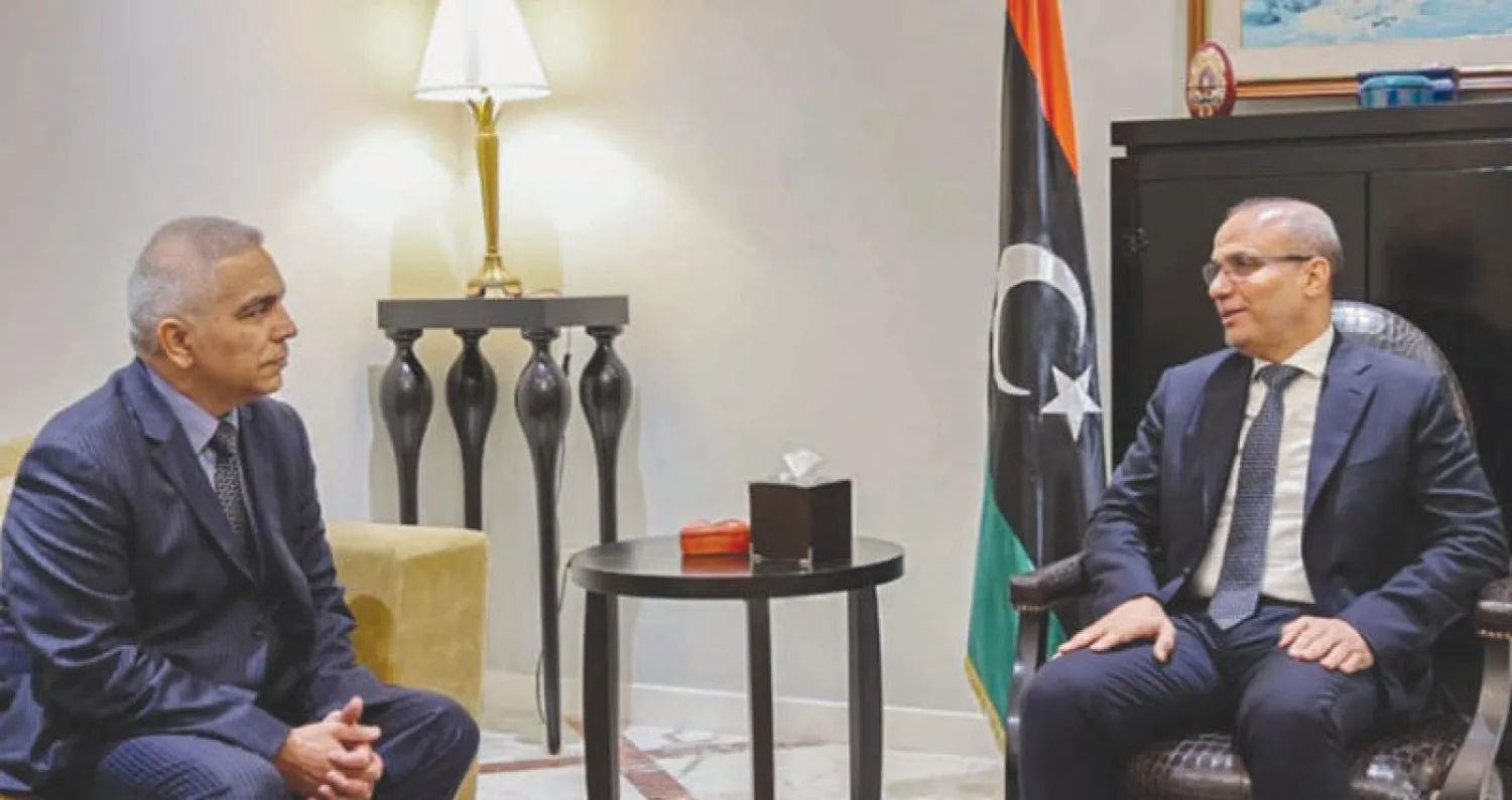 عبد الله اللافي (يمين) والقائم بأعمال السفارة الروسية لدى البلاد جامشيد بولتايف (المجلس الرئاسي)