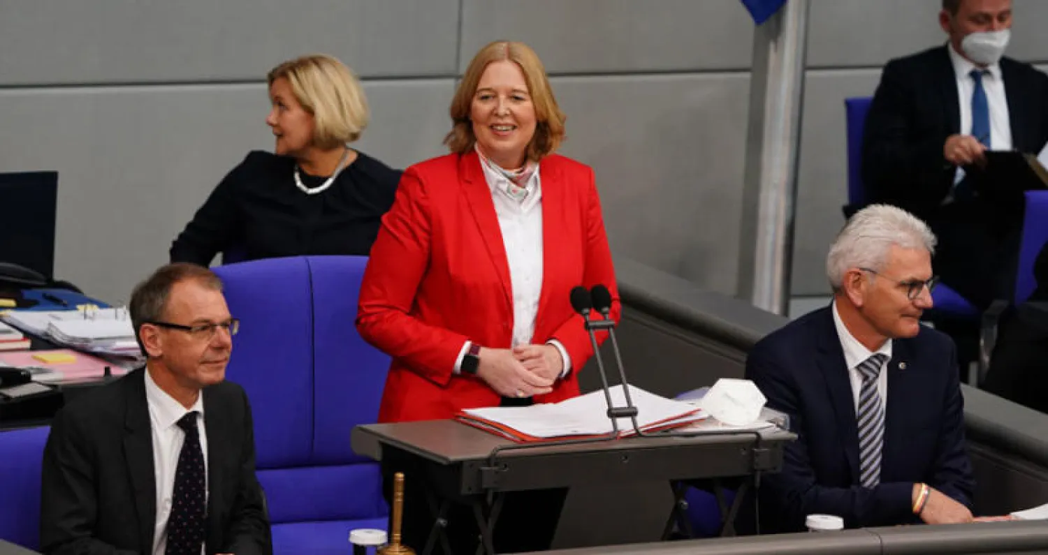 بيربل باس المنتمية للحزب الاشتراكي الديمقراطي تلقي كلمة بعد انتخابها رئيسة للبوندستاغ (البرلمان الألماني) خلال اجتماعه الأول في برلين أمس (إ.ب.أ)