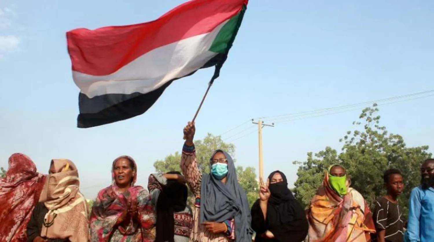 Hartum’daki darbe karşıtı protestocular (AFP)