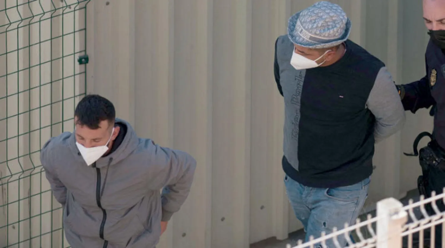 مهاجرون جزائريون بعد وصولهم إلى مدينة مالقة الإسبانية بحراً بطريقة غير شرعية (أ.ف.ب)