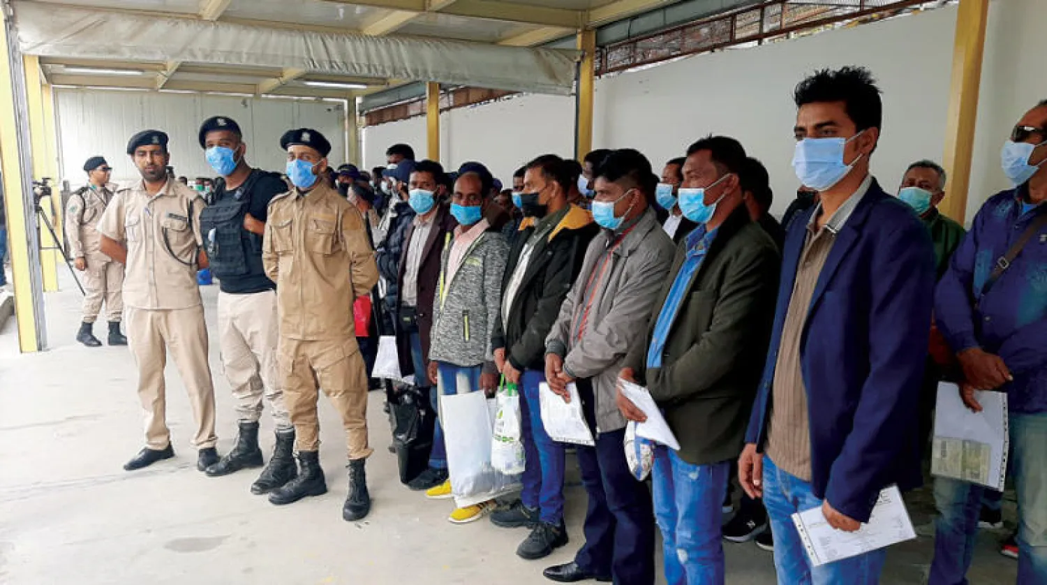 السلطات الليبية خلال عملية ترحيل 134 مهاجراً من بنغلاديش (جهاز الهجرة غير المشروعة بطرابلس)