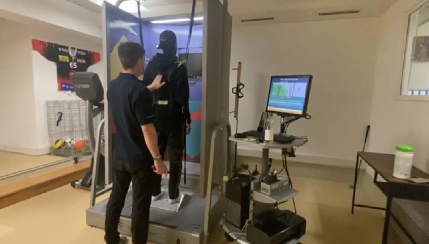 جانب من الفحوصات التي خضع لها اللاعب تمبكتي (الشرق الأوسط)