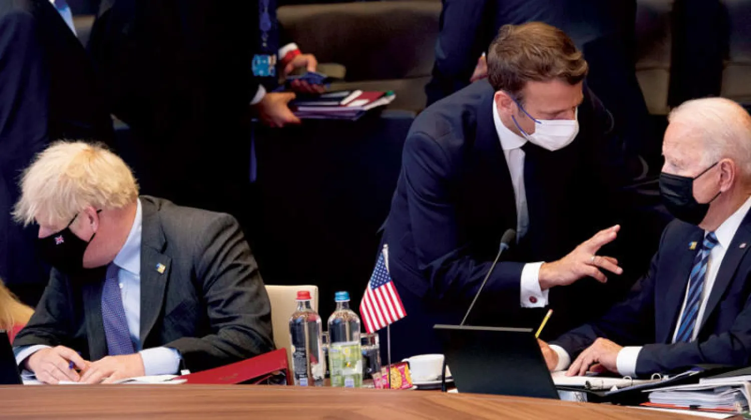 بايدن وماكرون وجونسون لدى مشاركتهم في يونيو 2021 بقمة حلف {الناتو} في بروكسل (رويترز)