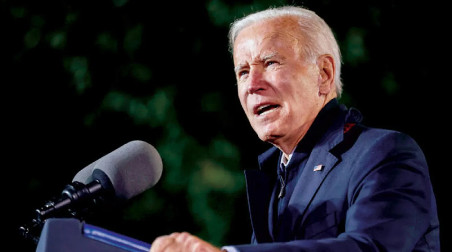 بايدن يلقي كلمة دعماً للمرشح الديمقراطي لمنصب حاكم ولاية فرجينيا أمس (رويترز)