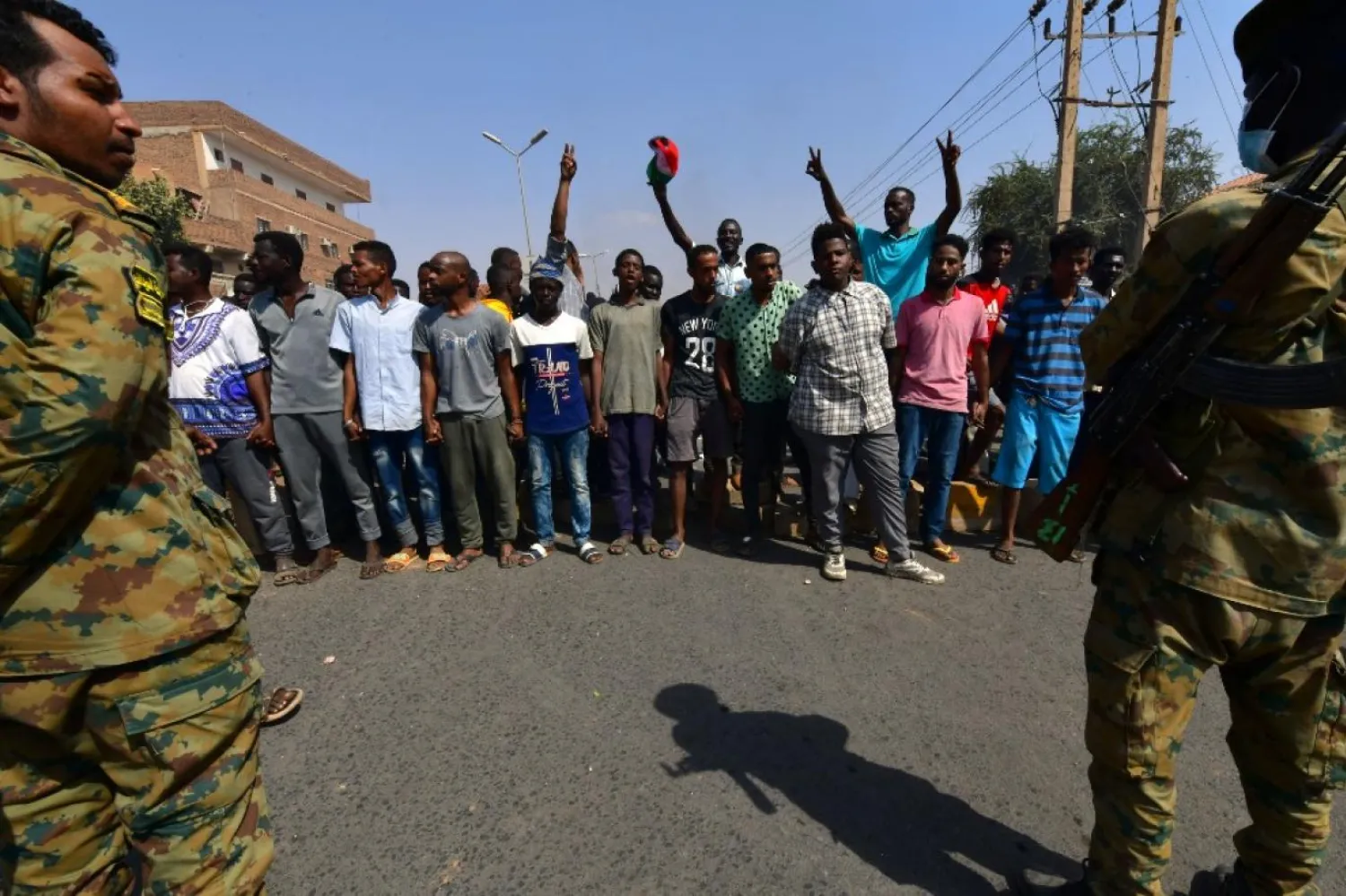 Sudan güvenlik güçleri darbe karşıtı gösteriler sırasında askeri hastaneyi ve hükümet ofislerini koruyor. (AFP)