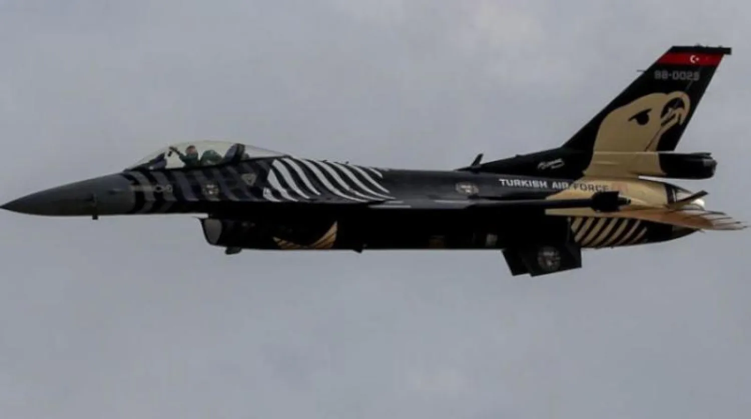 طائرة «إف - 16» تركية تشارك في عرض جوي بسماء إسطنبول (أرشيفية - إ.ب.أ)